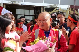 Huấn luyện viên Park Hang-seo và học trò được người hâm mộ chào đón. (Nguồn: VFF)
