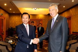 Bí thư Thành ủy Thành phố Đà Nẵng Nguyễn Xuân Anh hội kiến Thủ tướng nước Cộng hòa Singapore Lý Hiển Long. (Ảnh: Doãn Tấn/TTXVN)