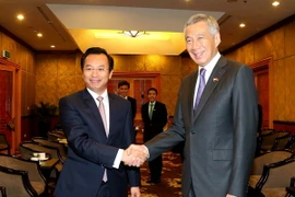Bí thư Thành ủy Thành phố Đà Nẵng Nguyễn Xuân Anh hội kiến Thủ tướng nước Cộng hòa Singapore Lý Hiển Long. (Ảnh: Doãn Tấn/TTXVN)