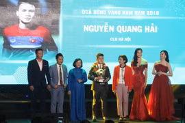 Nguyễn Quang Hải được trao giải thưởng Quả bóng vàng năm 2018. (Ảnh: Xuân Dự/TTXVN)