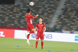 Đội tuyển Việt Nam tập trên sân Zayed Sports City. (Ảnh: Hoàng Linh/TTXVN)