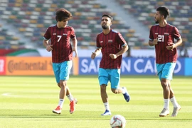 Các tuyển thủ Iraq khỏi động, tập nhẹ với bóng trên sân Zayed Sports City. (Ảnh: Hoàng Linh/TTXVN)