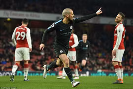 Silva lập công giúp Man City vùi dập Arsenal.