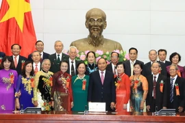 Thủ tướng Nguyễn Xuân Phúc chụp ảnh cùng các đại biểu. (Ảnh: Thống Nhất/TTXVN)