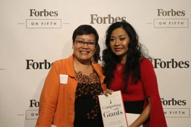 Trần Uyên Phương chụp ảnh kỷ niệm với độc giả tại buổi lễ. (Ảnh: Hoài Thanh/TTXVN)