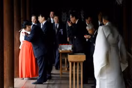 Các nghị sỹ Nhật Bản tại đền Yasukuni. (Nguồn: Reuters)