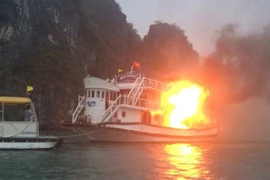 Hiện trường vụ tàu Ánh Dương QN 3598 bị cháy trên vịnh Hạ Long. (Ảnh: Văn Đức/TTXVN)