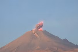 Video cận cảnh núi lửa nổi tiếng Popocatepetl phun trào