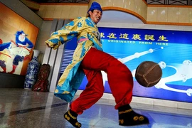 Túc cúc, một môn thể thao giống như bóng đá được người Trung Quốc phát minh ra cách đây 2.000 năm. (Nguồn: AFP)