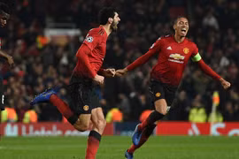 Fellaini (trái) ghi bàn đưa Manchester United vào vòng 1/8. (Nguồn: Reuters)