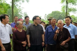 Bí thư Thành ủy Hà Nội Hoàng Trung Hải trao đổi với nông dân chăn nuôi bò trên địa bàn xã Tòng Bạt, huyện Ba Vì. (Ảnh: Nguyễn Văn Cảnh/TTXVN)