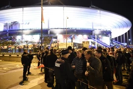 Cảnh sát phong tỏa bên ngoài sân vận động Stade de France. (Nguồn: AFP/TTXVN)