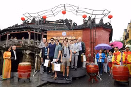 Du khách quốc tế chụp ảnh lưu niệm tại Chùa Cầu, Hội An, Quảng Nam. (Ảnh: Nguyễn Sơn/TTXVN)