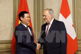 Phó Thủ tướng Vương Đình Huệ gặp, làm việc với ông Johann Schneider-Ammann, Bộ trưởng Kinh tế, Đào tạo và Nghiên cứu Thụy Sĩ. (Ảnh: Hoàng Hoa/TTXVN)