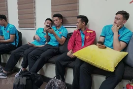 Các cầu thủ Việt Nam tại phòng chờ nhập cảnh tại sân bay Bacolod. (Ảnh: Hoàng Linh/TTXVN)