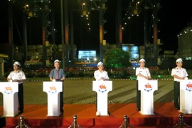 Các đại biểu thực hiện nghi thức phát lệnh làm hàng đầu Xuân Đinh Dậu 2017. (Ảnh: Hoàng Hải/TTXVN)