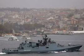 Tàu chiến Nga ở eo biển Bosphorus. (Nguồn: Reuters)