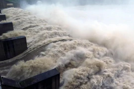 Nhà máy thủy điện Sông Ba Hạ xả lũ với lưu lượng 10.400 m3/giây. (Ảnh: Thế Lập/Vietnam+)