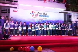 Trao học bổng cho các học sinh dân tộc nội trú.