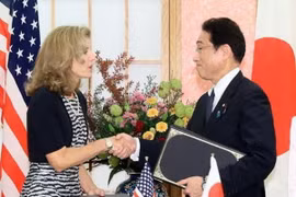 Ngoại trưởng Nhật Bản Fumio Kishida và Đại sứ Mỹ tại Nhật Bản Caroline Kennedy. (Nguồn: sankei.com)