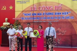 Trao Bằng chứng nhận Nghề sơn mài ở Tương Bình Hiệp là Di sản Văn hóa phi vật thể cấp Quốc gia. (Ảnh: Huyền Trang/TTXVN)