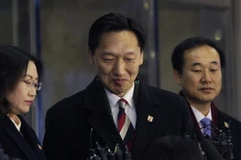 Người phát ngôn Lee Duk-haeng trả lời báo chí. (Nguồn: Zimbio)