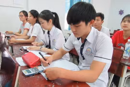 Học sinh tích cực ôn tập trước kỳ thi Trung học Phổ thông Quốc gia năm 2017. (Ảnh: Nguyễn Thành/TTXVN)