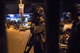 Cảnh sát Myanmar có mặt tại hiện trường vụ nổ bom cách đây 4 ngày. (Nguồn: AFP)