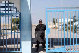 Lực lượng vũ trang Hamas gác tại cửa khẩu Erez gần thị trấn Beit Hanun ở Dải Gaza. (Nguồn: EPA/TTXVN)