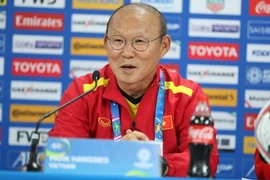 HLV Park Hang Seo phát biểu trước trận đấu gặp đội tuyển Iraq. (Ảnh: Hoàng Linh/TTXVN)