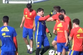 Iker Casillas thẳng tay tát Gerard Pique ngay trên sân tập