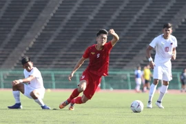 U22 Việt Nam (áo đỏ) vượt qua U22 Philippines để giành 3 điểm đầu tiên. (Ảnh: Tuấn Cương/TTXVN)