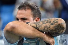 Một cổ động viên Argentina buồn bã sau thất bại của đội nhà. (Nguồn: AFP)