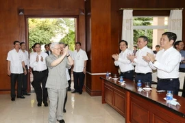 Tổng Bí thư Nguyễn Phú Trọng đến thăm và nói chuyện với cán bộ , nhân viên Đại sứ quán, đại diện các doanh nghiệp Việt Nam và cộng đồng người Việt tại Lào. (Ảnh : Trí Dũng/TTXVN)