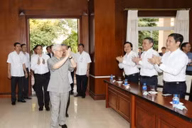 Tổng Bí thư Nguyễn Phú Trọng đến thăm và nói chuyện với cán bộ , nhân viên Đại sứ quán, đại diện các doanh nghiệp Việt Nam và cộng đồng người Việt tại Lào. (Ảnh : Trí Dũng/TTXVN)