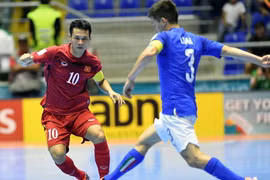 Bảo Quân (áo đỏ) góp công không nhỏ đưa tuyển Futsal Việt Nam vào vòng 1/8.