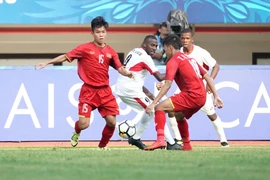 U19 Việt Nam (áo đỏ) thua ở trận ra quân U19 châu Á 2018.
