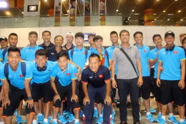 Cầu thủ và ban huấn luyện U22 Việt Nam chụp ảnh lưu niệm tại Kuala Lumpur. (Ảnh: Hoàng Nhương/TTXVN)