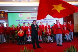 Bộ trưởng Bộ Văn hóa, Thể thao và Du lịch Nguyễn Ngọc Thiện trao cờ cho Đoàn thể thao người khuyết tật Việt Nam tham dự Paralympic 2016. (Ảnh: Mạnh Linh/TTXVN)