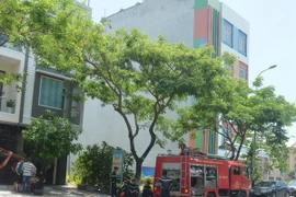 Xe cứu hỏa được điều động đến hiện trường vụ cháy. (Ảnh: Đinh Văn Nhiều/TTXVN)