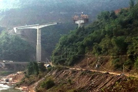 Hiện trường vụ sập dàn giáo khiến 4 công nhân tử vong trong lúc thi công cầu bắc qua suối Quanh thuộc địa bàn xã Trung Sơn. (Ảnh: Trịnh Duy Hưng/TTXVN) 