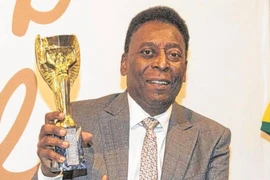 Pele 2016 với bộ sưu tập World Cup. (Nguồn: alliance/Photoshot)