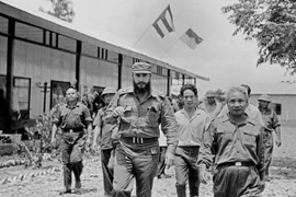 Ngày 15/9/1973, đồng chí Fidel Castro, Bí thư thứ nhất Ban Chấp hành Trung ương Đảng Cộng sản Cuba, Thủ tướng Chính phủ Cách mạng Cuba thăm Ủy ban Nhân dân Cách mạng tỉnh Quảng Trị (Vùng giải phóng miền Nam Việt Nam). (Ảnh: TTXVN)