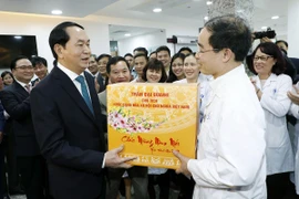 Chủ tịch nước Trần Đại Quang tặng quà Tết cho Bệnh viện Xanh Pôn. (Ảnh: Nhan Sáng/TTXVN)