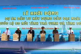 Các đại biểu thực hiện nghi lễ khởi động Dự án. (Ảnh: Trung Hiếu/TTXVN)