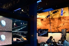 Các kỹ sư theo dõi quá trình đổ bộ bề mặt sao Hỏa của tàu thăm dò Insight. (Ảnh: AFP/TTXVN)