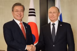 Tổng thống Hàn Quốc Moon Jae-in (trái) và Tổng thống Nga Vladimir Putin trong cuộc hội đàm tại Singapore ngày 14/11. (Ảnh: Yonhap/TTXVN)
