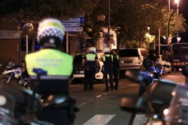 Cảnh sát Tây Ban Nha điều tra tại Cambrils sau vụ tấn công. (Nguồn: EPA/TTXVN)