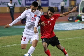 U19 Việt Nam (áo trắng) hòa U19 Singapore. (Ảnh: Quốc Khánh/TTXVN)