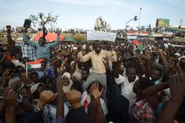Hàng nghìn người biểu tình tập trung bên ngoài tổng hành dinh của quân đội Sudan ở Khartoum ngày 14/4. (Ảnh: AFP/TTXVN)